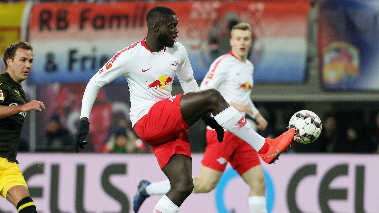 
                <strong>Dayot Upamecano (RB Leipzig)</strong><br>
                Bayern, Manchester City, FC Liverpool, FC Barcelona - das Who is Who des europäischen Fußballs steht Schlange beim französischen Innenverteidiger. Kein Wunder - Upamecano ist der Chef der besten Abwehr der Bundesliga (26 Gegentore), gewinnt 64 Prozent seiner Zweikämpfe und bekam zuletzt sogar ein Sonderlob von "The Special One". "Upamecano ist überragend", sagte Jose Mourinho nach dem CL-K.o. seiner Spurs gegen Leipzig.
              