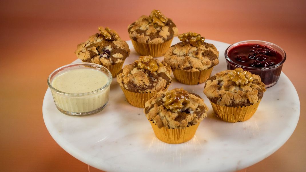 Bananenbrot-Muffins mit Kirschfüllung, Streuseln, beschwipstem Kirschkompott und Vanillesoße 