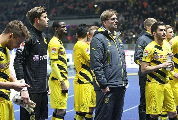 
                <strong>BVB-Fans in Berlin</strong><br>
                Sie feuern die total verunsicherten Stars auch nach dem Schlusspfiff weiter an. Trainer Jürgen Klopp lässt die komplette Mannschaft vor der Tribüne antreten.
              