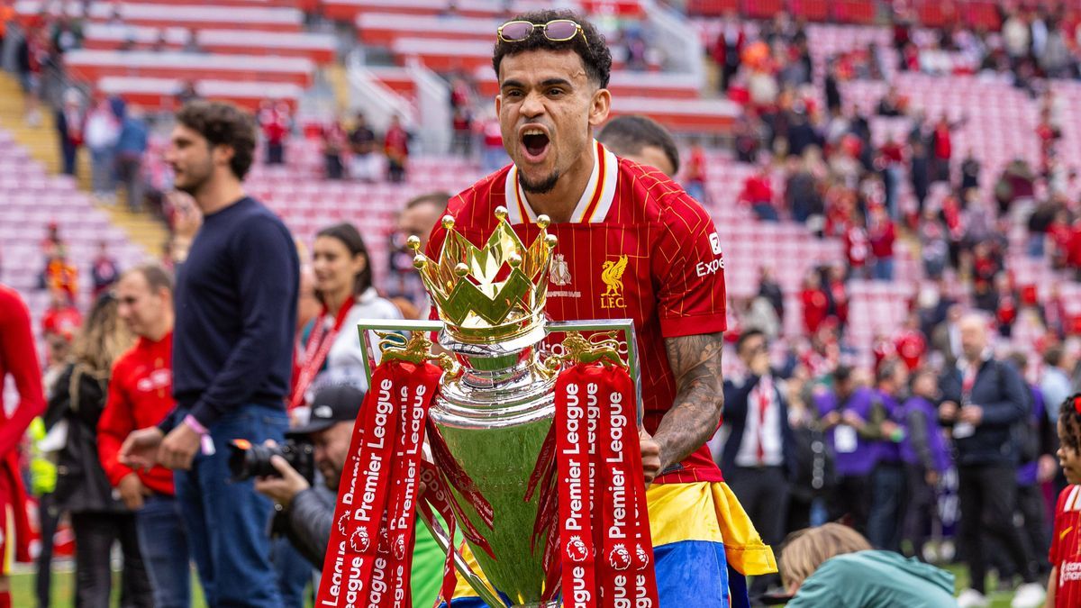 Football - FA Premier League - Liverpool FC v Crystal Palace FC LIVERPOOL, ENGLAND - Sunday, May 25, 2025: Liverpool s Luis Diaz with the trophy, as the team celebrate becoming Champions for the 20...