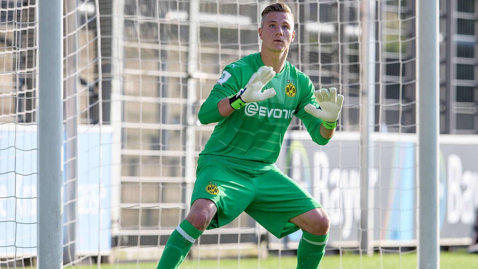 
                <strong>Luca Unbehaun (Borussia Dortmund)</strong><br>
                Zwei Plätze hinter Katterbach sicherte sich der Dortmunder Luca Unbehaun die Fritz-Walter-Medaille in Bronze. Der U19-Torhüter besticht durch sein starkes fußballerisches Können und seine schnellen Reflexe. Einige Gerüchte über lukrative Angebote anderer Bundesligisten wurden bereits laut. Es könnte also gut sein, dass der BVB sein Ausnahmetalent bald ziehen lassen muss.
              