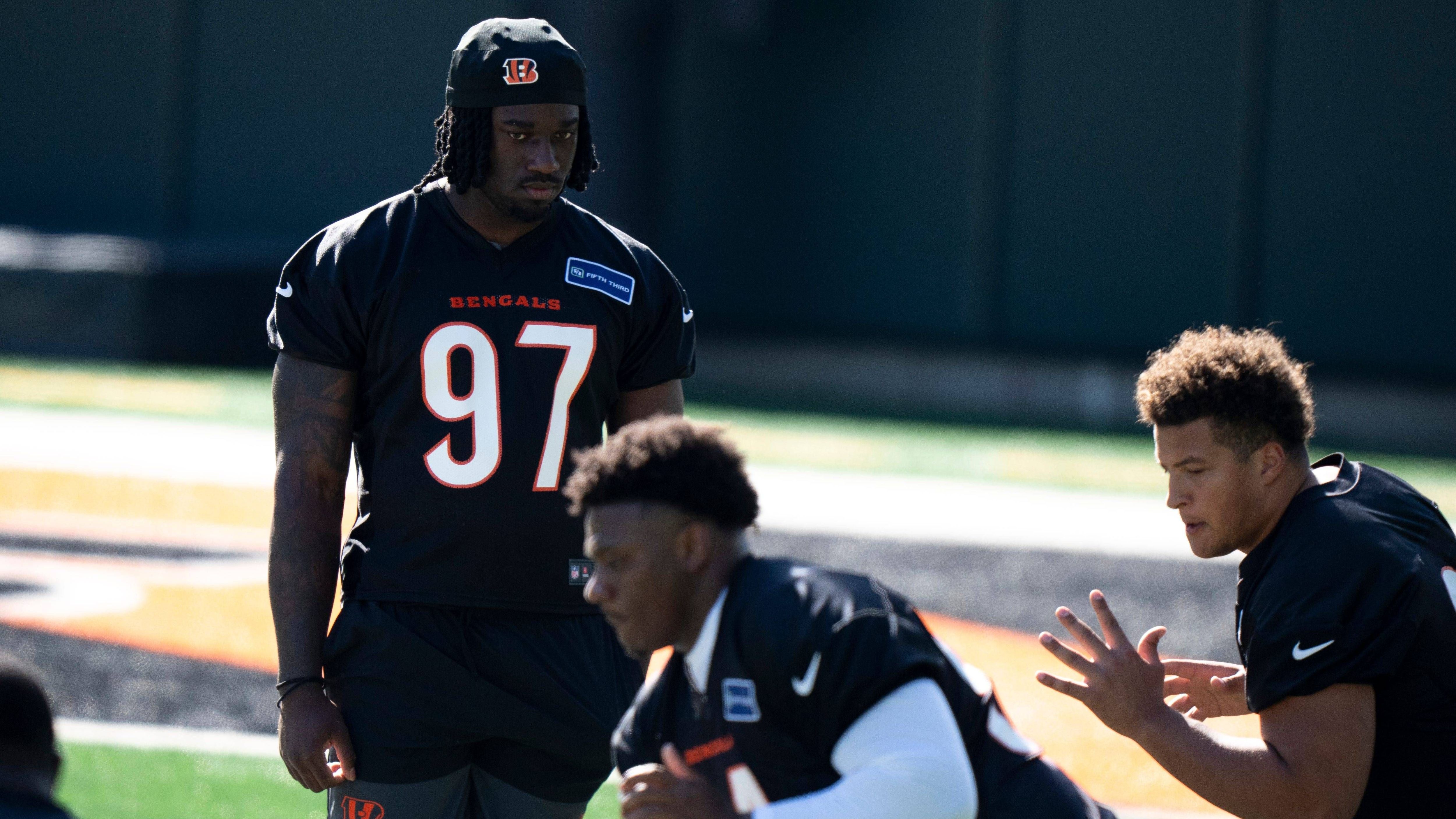 <strong>Cincinnati Bengals: Vertrags-Dramen klären</strong><br>Seit Monaten kriegen die Bengals ihre <a data-li-document-ref="546653" href="https://www.ran.de/sports/american-football/nfl/news/nfl-cincinnati-bengals-bleiben-bei-hendrickson-und-stewart-stur-erstrunden-rookie-mit-heftiger-kritik-an-teamfuehrung-546653">Vertragssituationen</a> mit gleich zwei Spielern nicht in den Griff. Sowohl die Zukunft von Trey Hendrickson als auch die von Rookie Shemar Stewart ist aktuell ungeklärt. Die Bengals müssen hier für Klarheit sorgen.