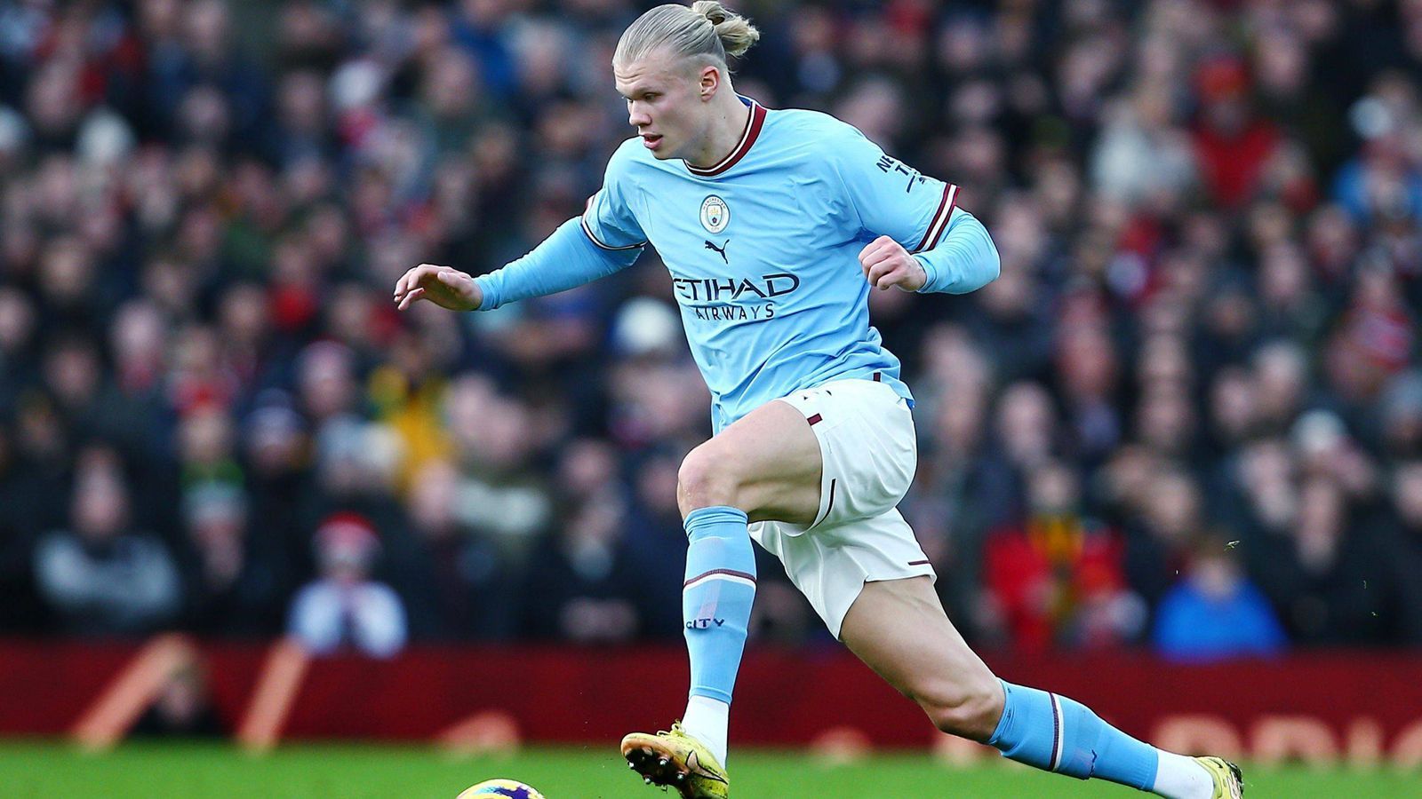 
                <strong>Erling Haaland (Manchester City)</strong><br>
                Beim 6:3-Sieg im Hinrunden-Duell gegen Manchester United erzielte Erling Haaland einen Dreierpack, im Old Trafford hat der Norweger hingegen einen ganz schweren Stand. Zunächst ist er überhaupt nicht ins Spiel eingebunden und wenn sich dann mal eine kleine Chance zu einem Abschluss ergibt, erfolgt dieser nicht präzise genug. Einen der wenigen Schüsse Haalands blockt Casemiro in der 23. Minute ab. ran-Note: 4
              