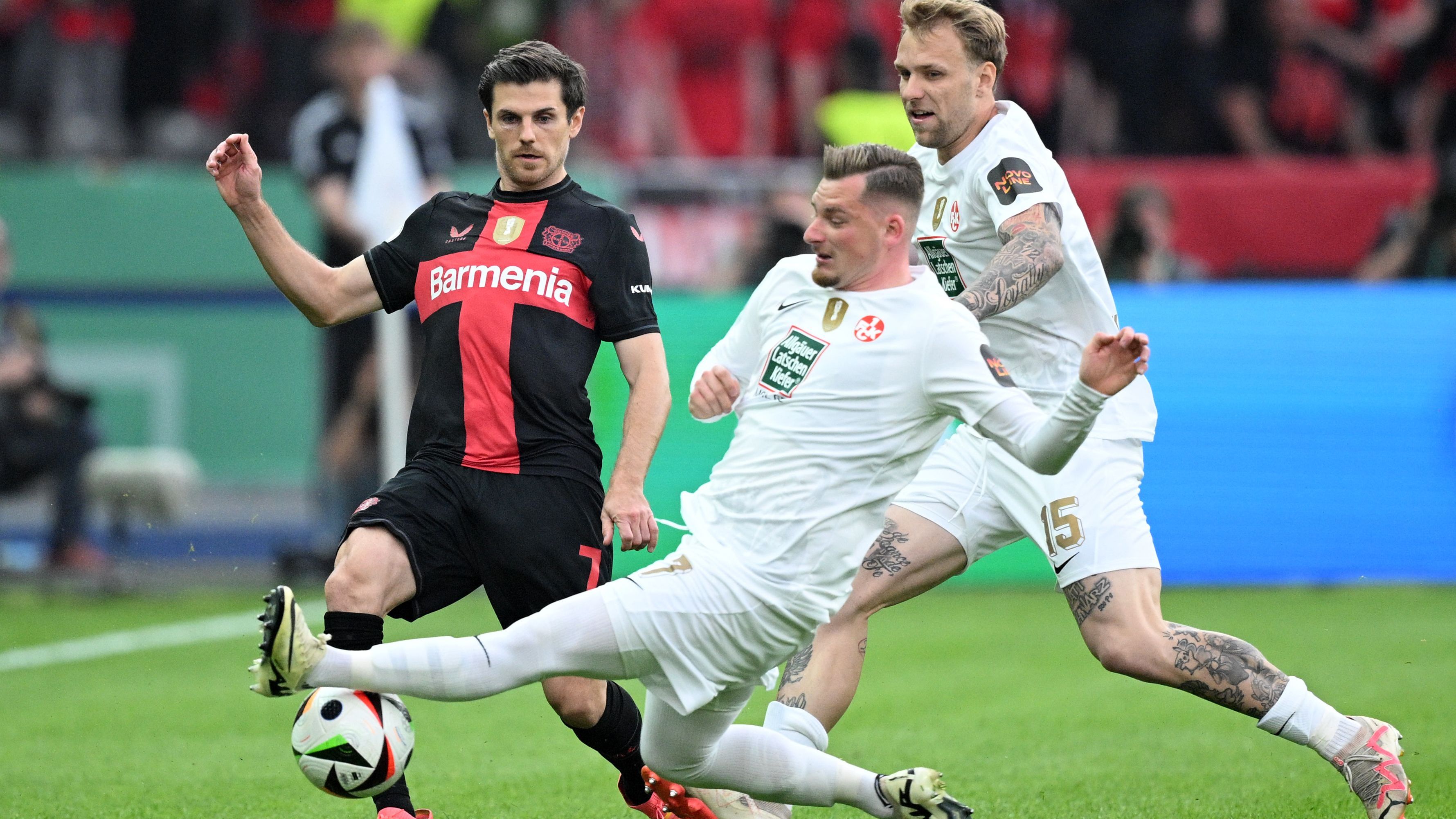 <strong>Jonas Hofmann (Bayer Leverkusen)</strong><br>Nur mit wenigen Offensivaktionen, kaum am Spiel beteiligt. Tritt weder als Passgeber noch als Abschlussspieler großartig in Erscheinung. Macht nach einer sehr dürftigen Halbzeit Platz für Adli. <strong><em>ran</em></strong>-Note: 5