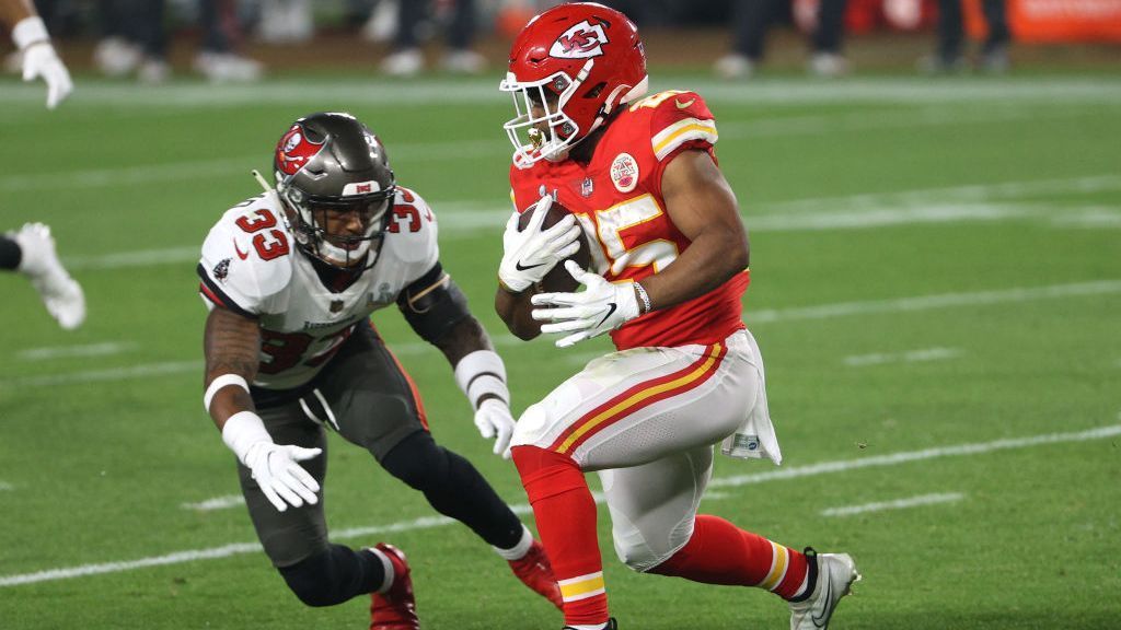 
                <strong>Verlierer: Das Laufspiel der Kansas City Chiefs</strong><br>
                Wer Patrick Mahomes im Team hat, der braucht eigentlich kein Laufspiel, sollte man meinen. Dass die Kansas City Chiefs es doch brauchen, hat vor allem aber der Super Bowl gezeigt. Die Tampa Bay Buccaneers spielten quasi das ganze Spiel in einer sogenannten "Cover 2-Defense", was bedeutet, dass zwei tiefe Safeties das hintere Backfield absichern. Die Bucs konnten zu dieser Variante greifen, da sie keine Angst vor dem Lauf haben mussten und wussten, dass der Pass Rush mit vier Spielern gut genug ist. Die Chiefs waren eindimensional und ausrechenbar, das kostete sie am Ende womöglich den Super Bowl-Sieg.
              