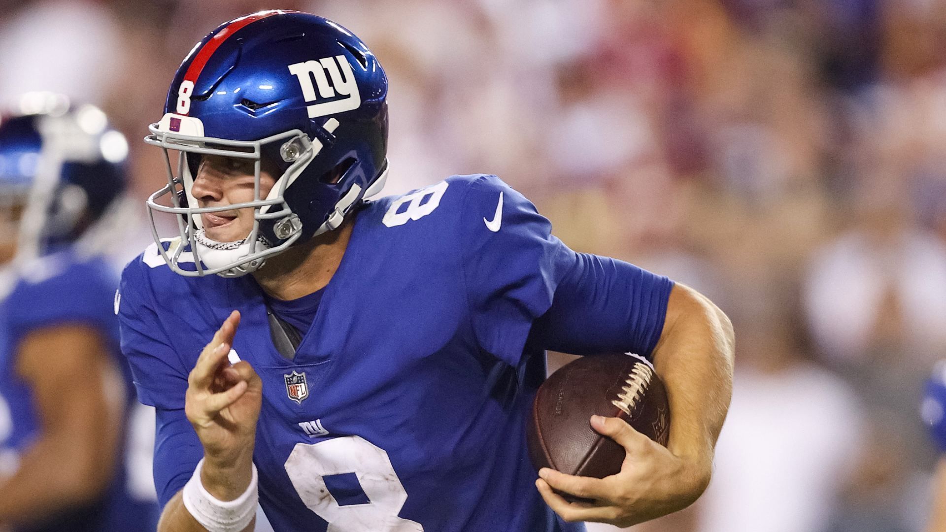 
                <strong>Quarterback: Daniel Jones (New York Giants) </strong><br>
                Wenn es bei den sieglosen New York Giants einen Lichtblick in dieser Saison gibt, dann mit Sicherheit Quarterback Daniel Jones. Der 24-Jährige konnte zwar keine der beiden Niederlagen verhindern, aus Fantasy-Sicht lieferte er jedoch ab. In zwei Spielen hat er über 500 Passing Yards und zwei Touchdowns aufgelegt. Zusätzlich steuerte er 122 Rushing Yards und zwei weitere Touchdowns per Lauf bei. Gegen die Atlanta Falcons in Week 3 winkt dem mobilen Spielmacher nun die nächste starke Performance. In zwei Spielen ließ die Falcons-Defense insgesamt schon neun Touchdowns zu. 
              