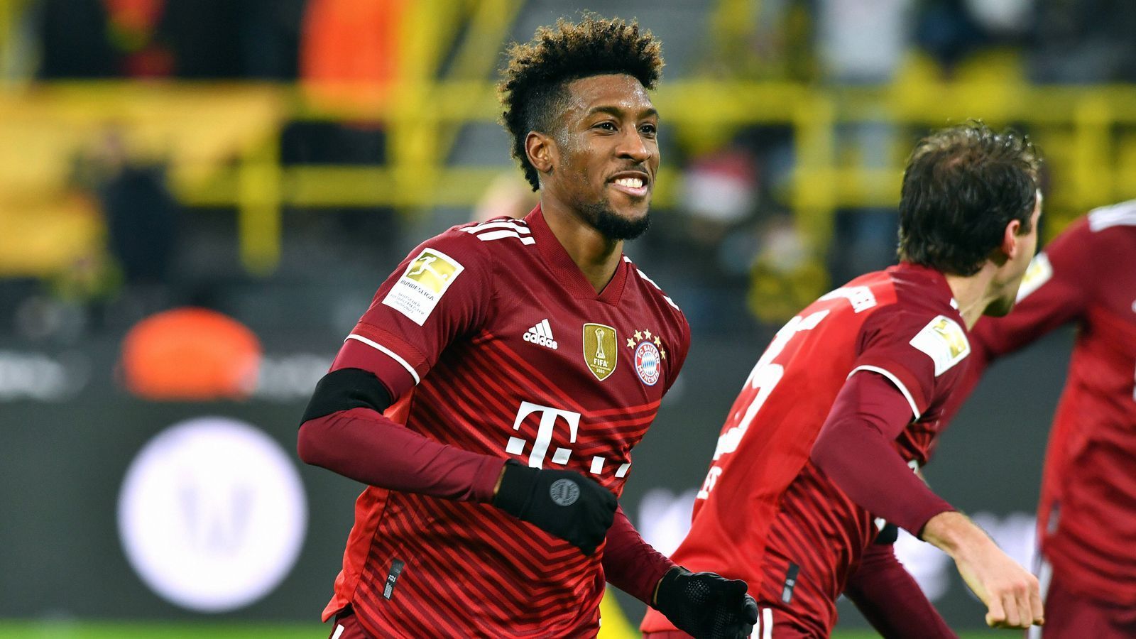 
                <strong>Kingsley Coman</strong><br>
                Der auffälligste Spieler der Bayern. Wirbelt mit Pavard auf der rechten Seite. Harmoniert auch im Zusammenspiel mit Goretzka und Sane perfekt. Wo er auftaucht, wird es generell gefährlich. Allerdings fehlt ihm manchmal der Blick für den besser stehenden Lewandowski. Der letzte Pass sitzt oft nicht. Wird in der 44. Minute aber für sein Engagement belohnt, als der Ball ihm nach Dortmunder Abwehrchaos quasi vor die Füße fällt und der Franzose zum 2:1 netzt. Hätte in der 57. Minute auch noch nachlegen können, scheitert aber am hervorragenden Kobel. In der 88. Minute für Nianzou ausgewechselt. ran-Note: 2
              