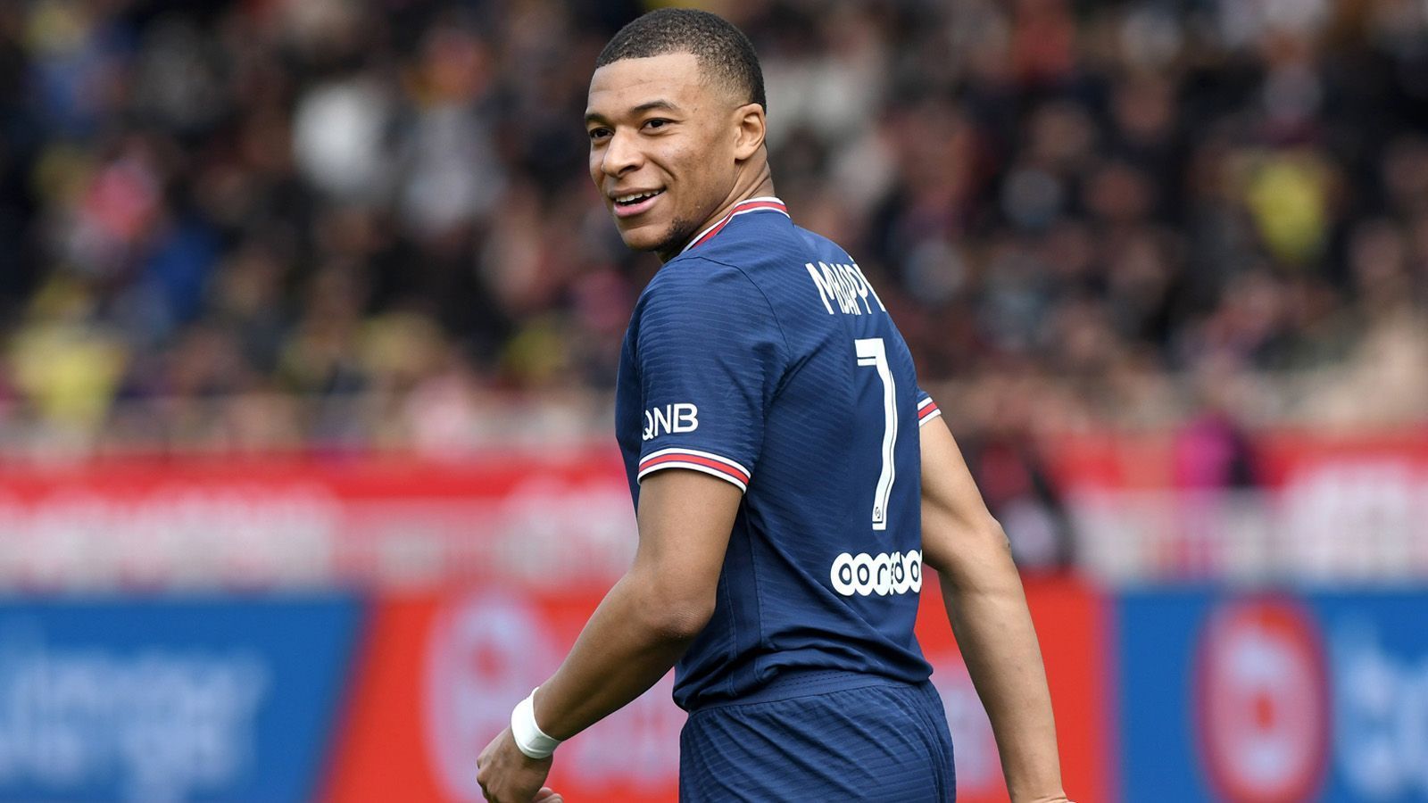 
                <strong>Platz 7: Kylian Mbappé (Paris St. Germain) </strong><br>
                Jahresgehalt: 26.400.000 Euro
              