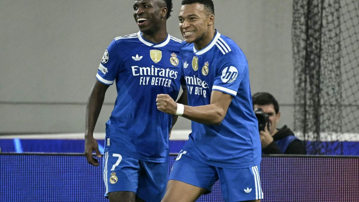 Kylian Mbappé (r.) jubelt mit Vinicius Junior