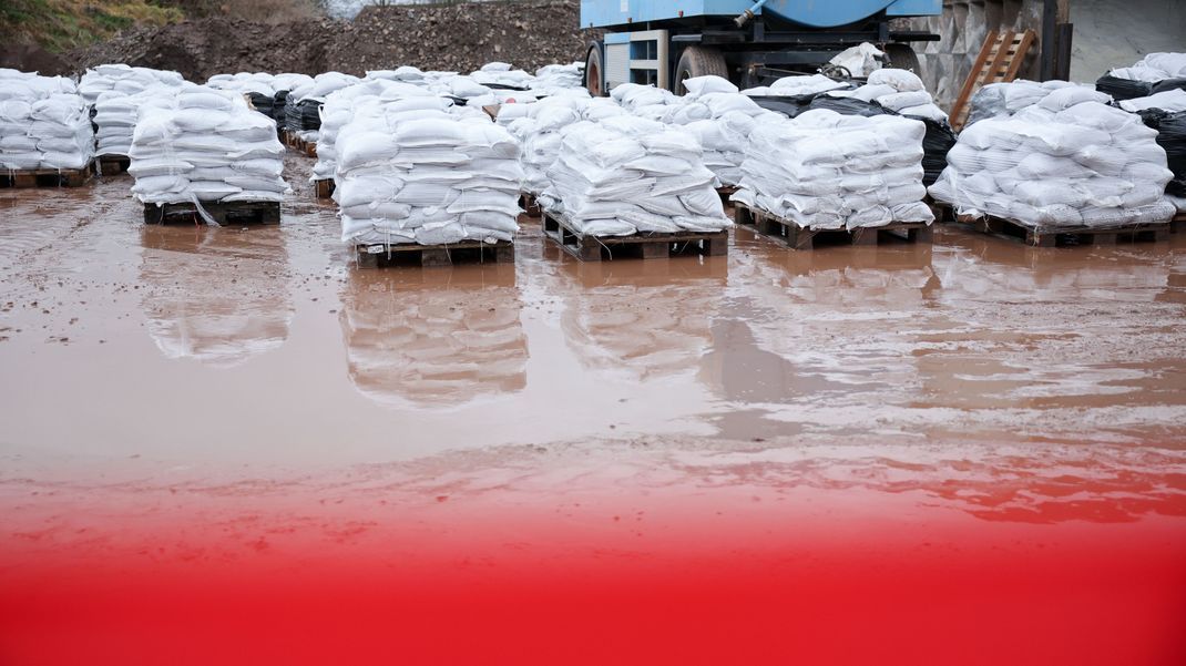 Bundeswehr-Einsatz im Hochwassergebiet von Sachsen-Anhalt: Tonnen von Sandsäcken liegen auf Paletten gestapelt bereit.