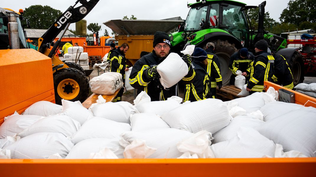 Sandsäcke werden in Schlewsig-Holstein verteilt.