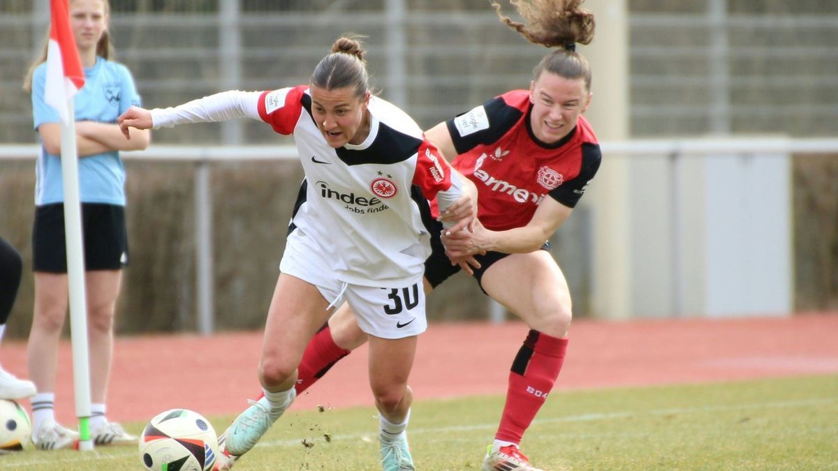 Hansen (in rot) im Spiel gegen Frankfurt