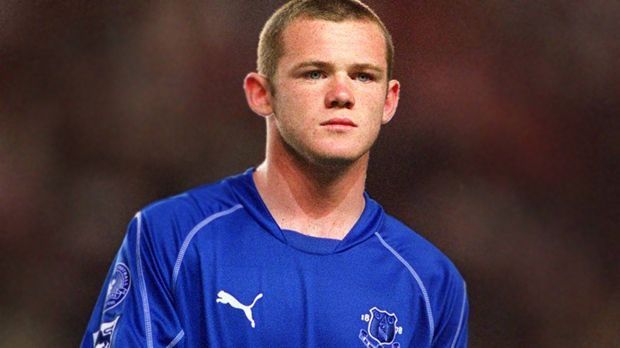 
                <strong>Wayne Rooney 2002</strong><br>
                Wayne Rooney - 2002. Im Trikot des FC Everton bestach der junge Rooney noch mit schnittiger Boxerfrisur. Im Gesicht sieht man dem 16-jährigen Stürmer sein Alter auf jeden Fall an. 
              