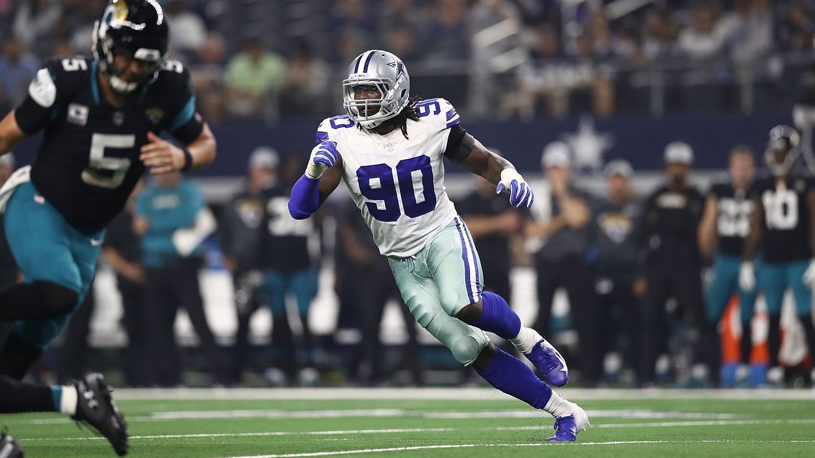 
                <strong>DeMarcus Lawrence: Möglicher Free Agent</strong><br>
                Klassisch verzockt haben sich die Cowboys bei Defensive End DeMarcus Lawrence. Weil den in der Vergangenheit Rückenprobleme geplagt hatten, verzichtete Dallas darauf, ihm 2018 einen langfristigen Vertrag anzubieten. Stattdessen banden sie Lawrence via Franchise Tag mit einem Gehalt von etwas über 17 Millionen Dollar – ähnliches verlangte Lawrences Berater angeblich als Jahresgehalt für einen längerfristigen Vertrag. Was folgte, war eine atemberaubende Saison von Lawrence, in der er seinen Marktwert rapide gesteigert haben dürfte. 
              