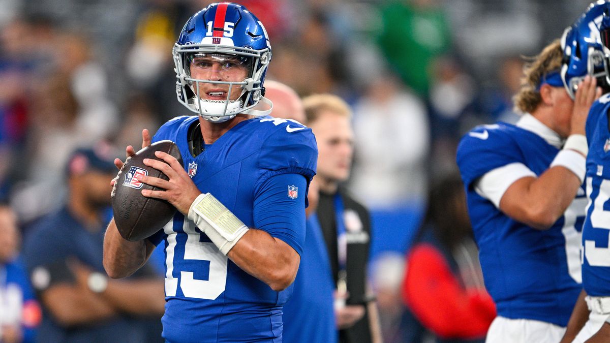 NFL, American Football Herren, USA New England Patriots at New York Giants Aug 21, 2025; East Rutherford, New Jersey, USA; New York Giants quarterback Tommy DeVito (15) warms up before the game aga...
