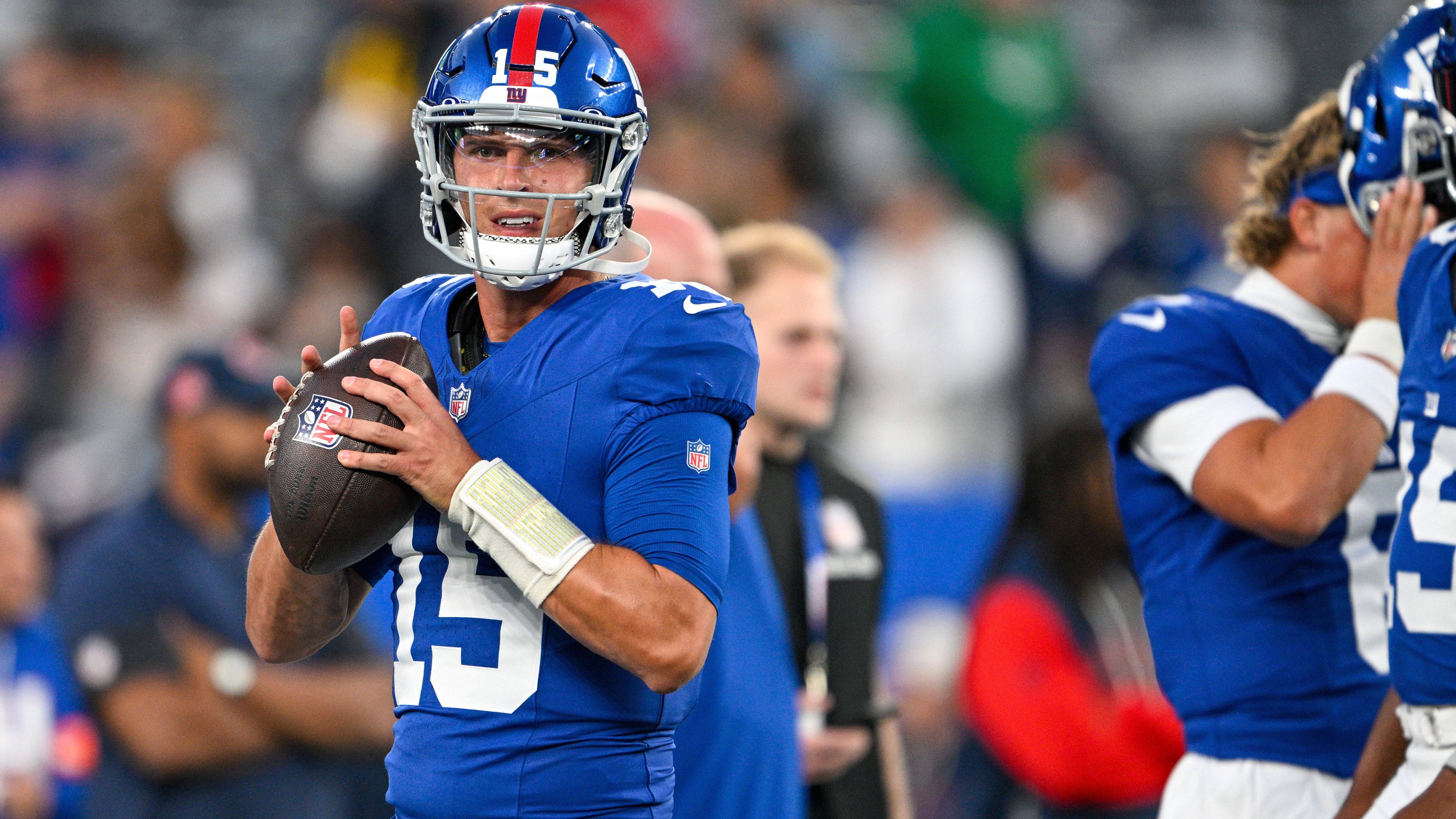 <em><strong>Tommy DeVito (New England Patriots)</strong><br>Nach seiner Entlassung bei den New York Giants hat Quarterback Tommy DeVito ein neues Team gefunden. Der 27-Jährige, der sich im Waiver Wire befand, wurde von den New England Patriots geclaimt. Laut "ESPN" soll DeVito direkt einen Platz im 53er-Kader bekommen, neben den beiden weiteren Quarterbacks Drake Maye und Joshua Dobbs. Dafür steht Wide Receiver Kendrick Bourne wohl vor der Entlassung.</em>