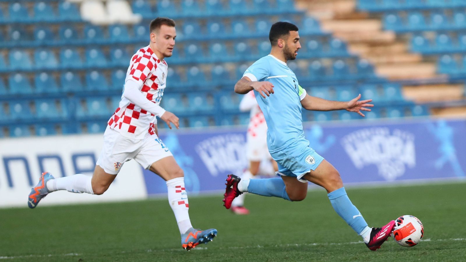 
                <strong>Israel: Gil Cohen (FC Ashdod)</strong><br>
                &#x2022; Innenverteidiger<br>&#x2022; 22 Jahre alt (2000)<br>&#x2022; 20 Länderspiele für Israels U21-Nationalmannschaft<br>&#x2022; Marktwert: 700.000 Euro<br>
              