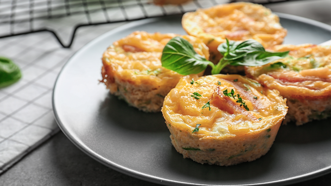 Herzhafte Muffins mit würziger Füllung, ein wahrer Genuss für Feinschmecker:innen!