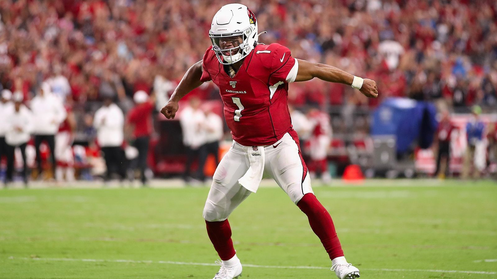 
                <strong>Kyler Murray, Quarterback, Arizona Cardinals</strong><br>
                Ähnlich wie Lamar Jackson oder Patrick Mahomes erwarten viele Experten einen gewaltigen Sprung nach vorne von Cardinals-Quarterback Kyler Murray in seinem zweiten Jahr. Der Nummer-eins-Pick von 2019 zeigte bereits in seiner ersten Spielzeit vielversprechende Ansätze und dürfte dank neuer Anspiel-Station (DeAndre Hopkins) und verbesserter O-Line (Josh Jones) gute Chancen haben, den Erwartungen gerecht zu werden. Head Coach Kliff Kingsbury lobte zuletzt, dass Murray "sehr selbstbewusst und zielorientiert" auftreten würde.
              