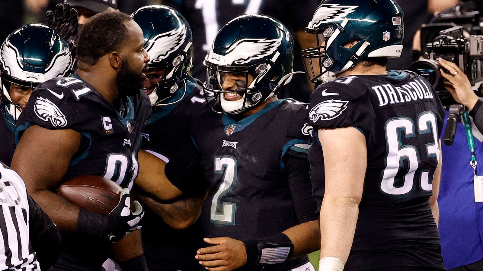 
                <strong>Philadelphia Eagles (4-9-1)</strong><br>
                Die Eagles sind in der schlechtesten Ausgangslage und müssen auf die Unterstützung von drei Teams hoffen:&#x2022; Zwei Spiele, zwei Siege: Philadelphia muss gegen Dallas und Washington gewinnen, um überhaupt eine Chance zu haben<br>&#x2022; Gleichzeitig muss Washington auch sein zweites Spiel gegen Carolina verlieren<br>&#x2022; Die Giants müssen eines ihrer verbleibenden zwei Spiele verlieren<br>
              