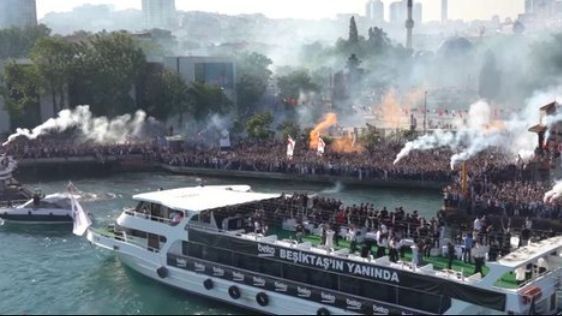 <strong>Besiktas: Türkischer Meister 2017</strong><br>Feiern können aber auch die Fans der Istanbuler Vereine. Besiktas zelebrierte den Meistertitel 2017 auf ganz besondere Art und Weise. Gut, dass der Bosporus nicht weit ist. Auf der Meerenge zwischen Europa und Asien waren am 6. Juni hunderte Besiktas-Schiffe unterwegs.