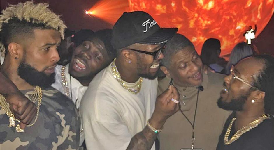 
                <strong>Odell Beckham Jr. und Von Miller</strong><br>
                Von Paris aus ging es dann nach London! Dort haben sich Odell Beckham Jr. und Von Miller mit Freunden ein Konzert des Rappers Drake angeschaut. Seine Tour heißt "Boy Meets World". Miller scheint dem Foto nach mehr Spaß gehabt zu haben. Odell schaut dort doch ungewohnt ernst. Vielleicht sinniert er auch nur über die deepen Lyrics des Kanadiers.
              