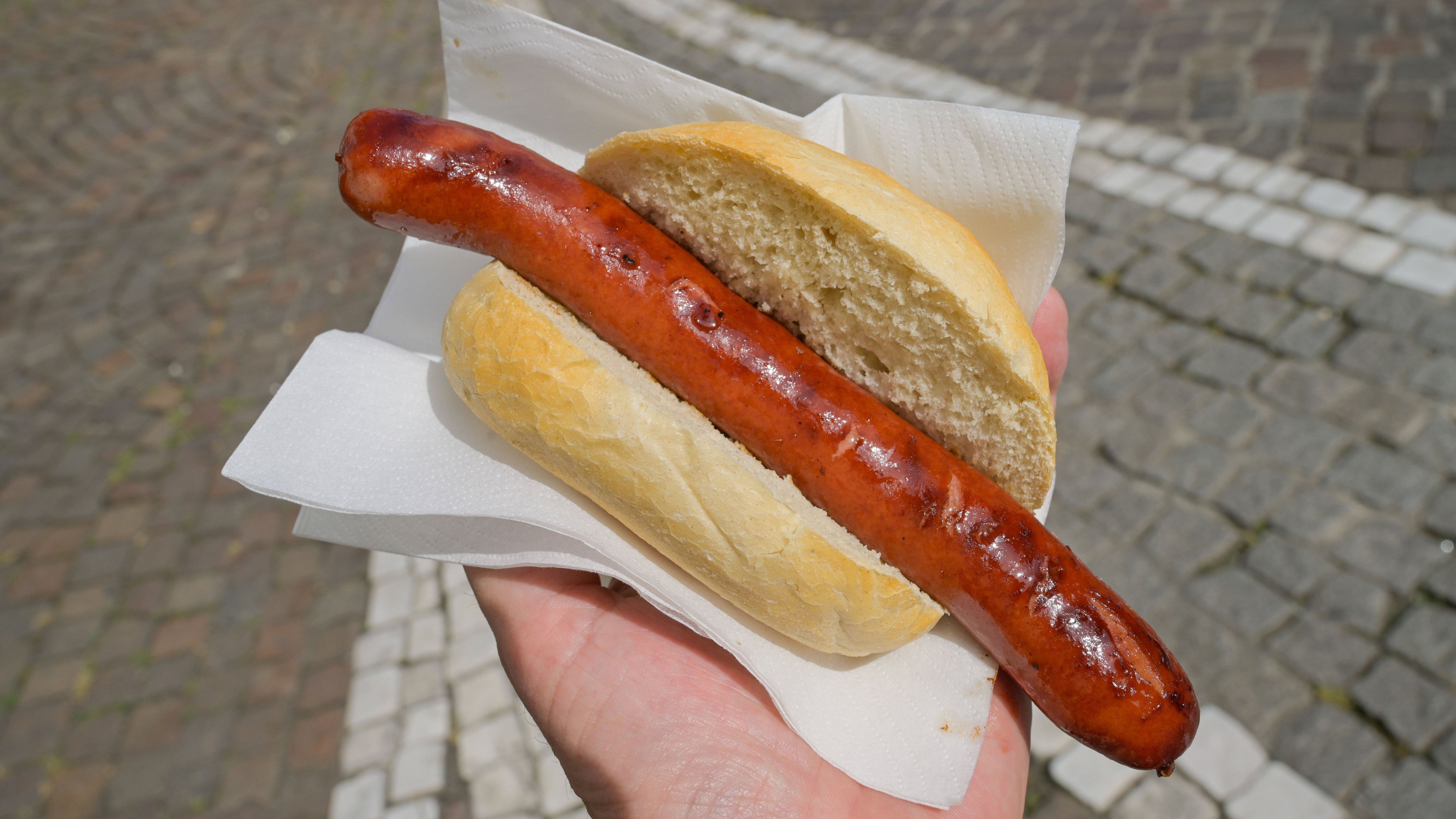 <strong>Rostbratwurst im Brötchen mit 0,5 Liter Bier:<br></strong>14,50€<br><br><strong>Rostbratwurst im Brötchen mit 0,5 Liter Softgetränk:<br></strong>13€<br><br><strong>Currywurst mit Brötchen mit 0,5 Liter Bier:<br></strong>15,50€<br><br><strong>Currywurst mit Brötchen mit 0,5 Liter Softgetränk:<br></strong>14€