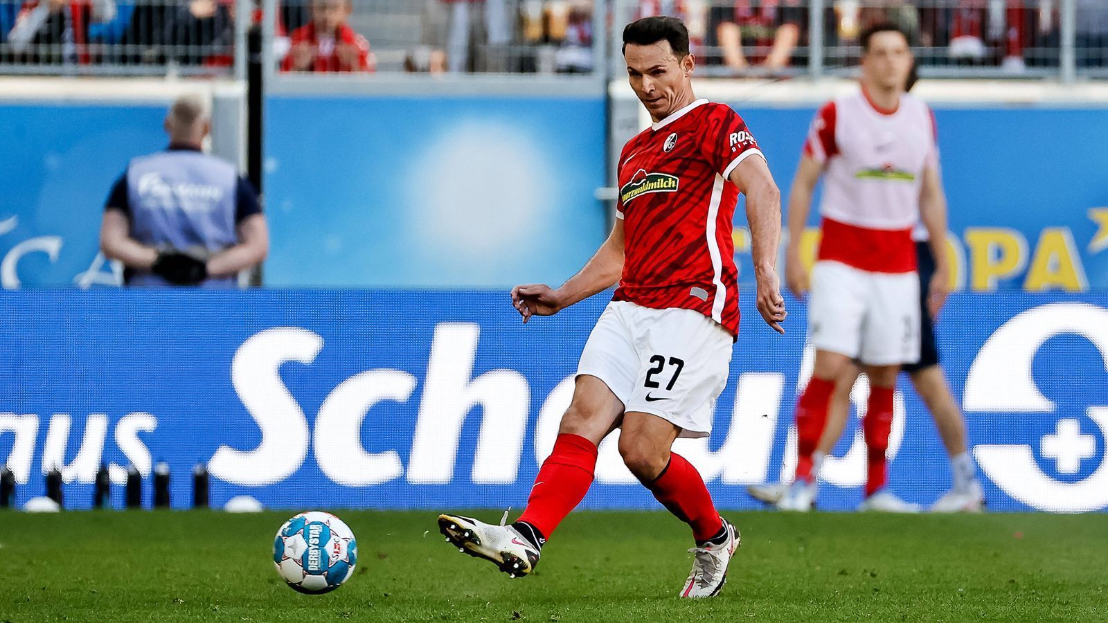 
                <strong>Platz 6 (geteilt): Nicolas Höfler (SC Freiburg)</strong><br>
                &#x2022; Im Verein seit: 01.07.2010 (elf Jahre, neun Monate und 18 Tagen)<br>&#x2022; Vertrag bis: unbekannt<br>&#x2022; Pflichtspiele für den Verein: 252<br>
              