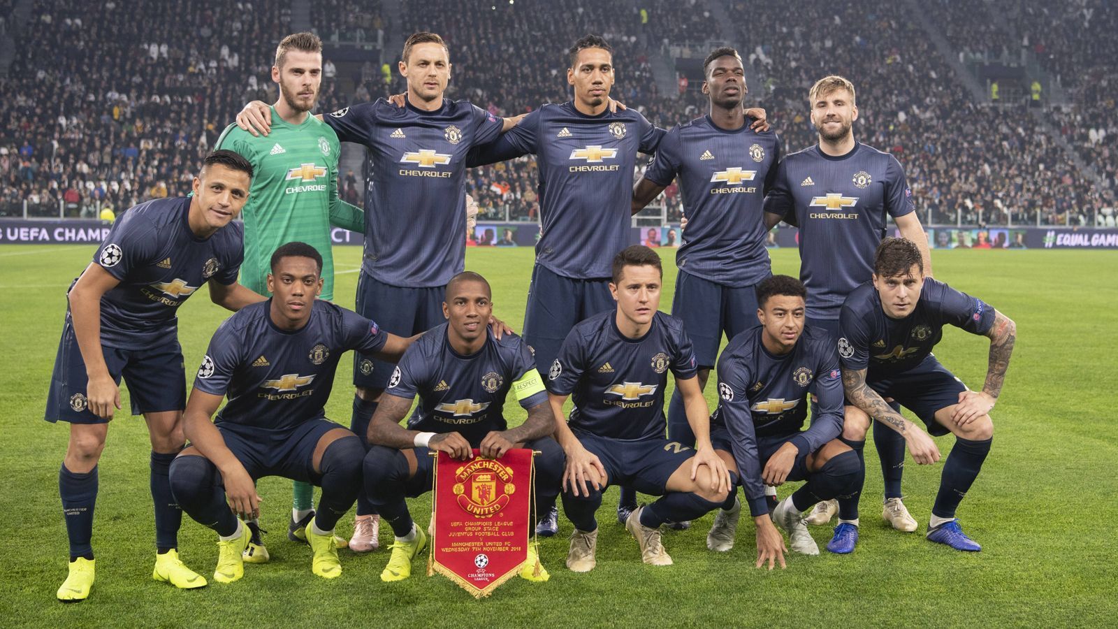 
                <strong>Uniteds letzte Meisterschaft liegt fünf Jahre zurück</strong><br>
                Manchester United ist mit 20 Meisterschaften der Rekordchampion Englands. Seit dem Ende der Ära des Trainer Alex Ferguson 2013 schloss der 1878 gegründete Klub die Premier League allerdings nicht mehr auf Platz eins ab. United gewann auch zwölfmal den FA Cup, dreimal die Champions League (zuletzt 2008), den Europapokal der Pokalsieger und 2017 die Europa League. Der Klub gehört der amerikanischen Glazer-Familie. Der Wert der aktuellen Mannschaft hinkt ein wenig hinterher, "nur" 835 Millionen Euro soll er hochgerechnet betragen.
              