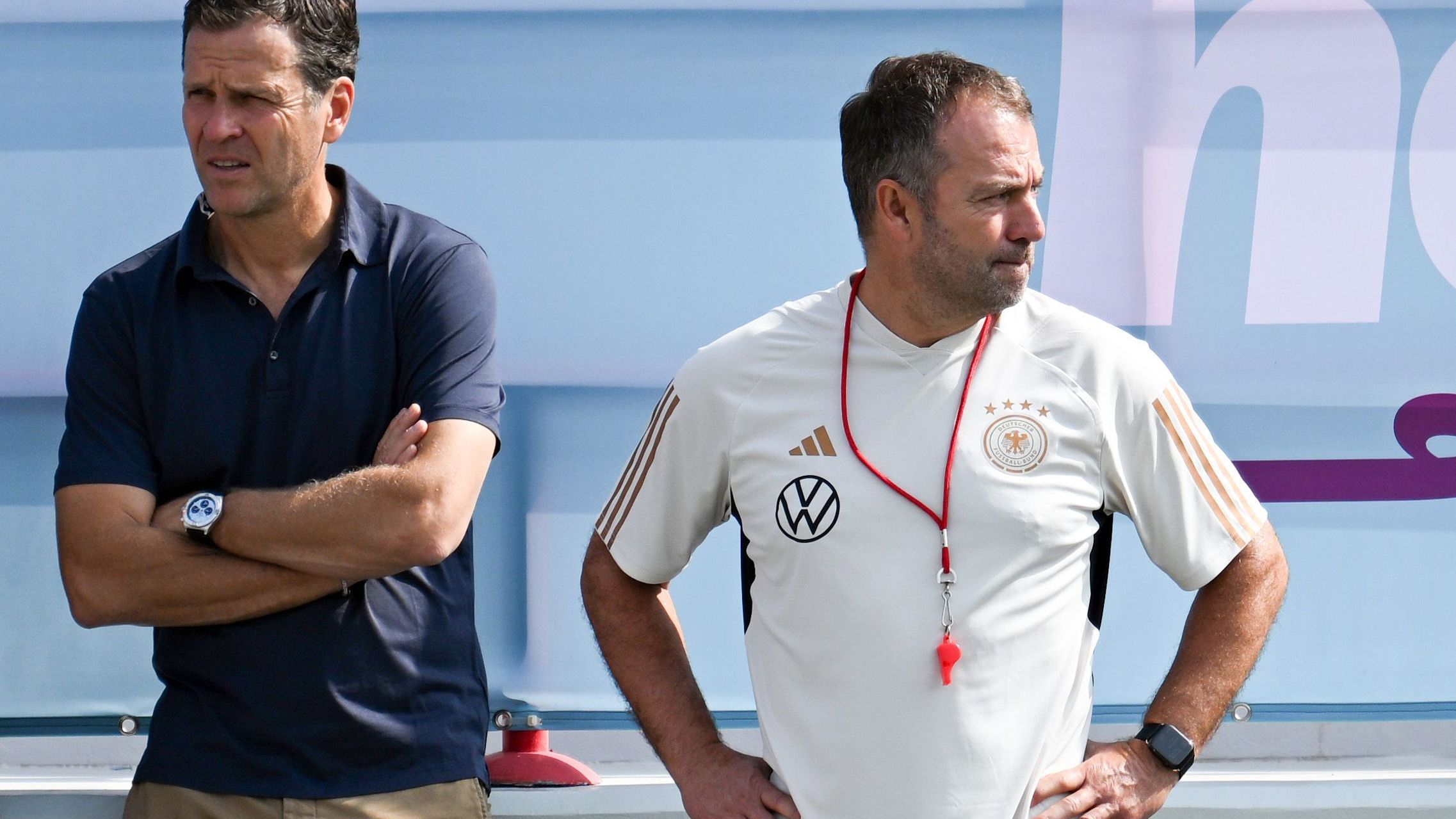 Oliver Bierhoff, damaliger Geschäftsführer Nationalmannschaften und Akademie, (l) und Bundestrainer Hansi Flick während eines Trainings bei der WM in Katar.