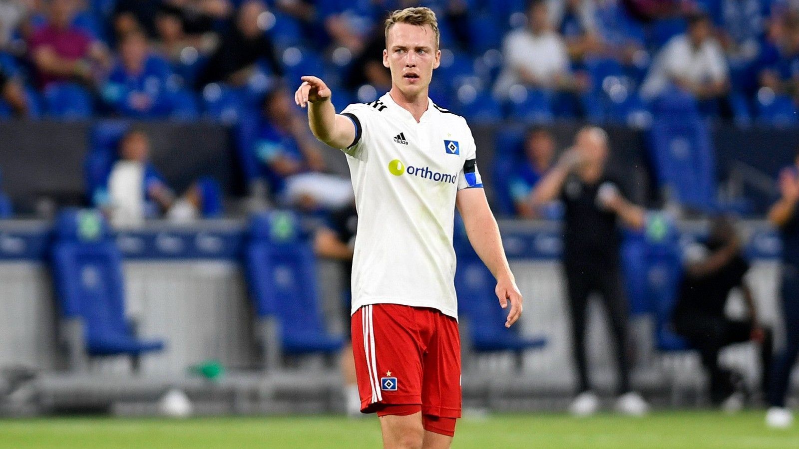 
                <strong>Sebastian Schonlau (Hamburger SV)</strong><br>
                Hat in der Anfangsphase Probleme, sich gegen Terodde durchzusetzen. Im eigenen Aufbauspiel zeigt er sich aktiv und wagt unter anderem Anläufe nach vorne. Kümmert sich in der zweiten Halbzeit persönlich um Schalkes Torjäger, wodurch die Räume für die anderen Angreifer größer werden. In der Schlussphase bei langen Bällen ohne Tadel und der gewohnte Rückhalt. ran-Note: 2
              