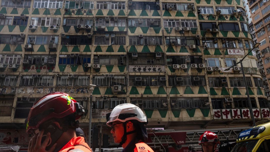 Rettungskräfte im Einsatz: Mitten Hongkong brannte ein Hochhaus. Zu beklagen sind mehrere Verletzte und Tote.