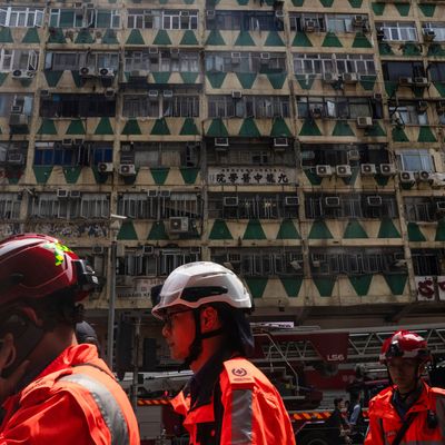 Feuer in einem Hochhaus in Hongkong