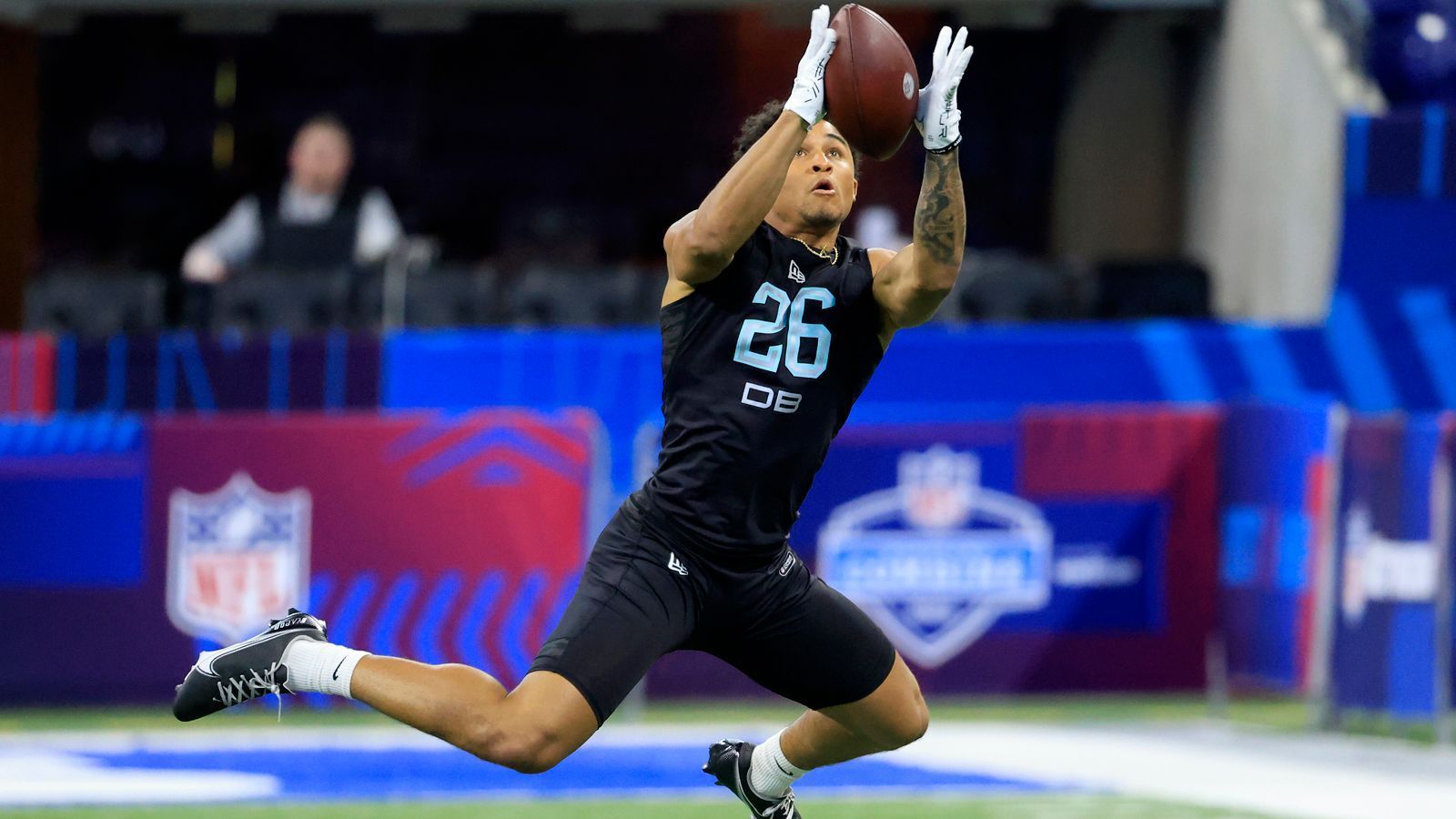 
                <strong>19. Pick: New Orleans Saints - Trent McDuffie, CB, Washington</strong><br>
                Für seine Position ist Cornerback Trent McDuffie zwar eher klein, gleicht es mit seiner Spielweise aber wieder aus. 2021 ließ er nie mehr als 39 Yards auf seiner Seite zu - eine willkommene Ergänzung für die Secondary der New Orleans Saints.
              