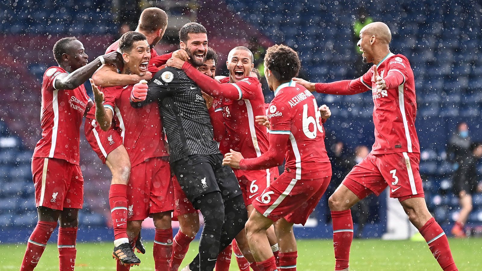 
                <strong>Aussichten vom FC Liverpool</strong><br>
                Begeisternden Powerfußball wie in den vergangenen Jahren bietet der FC Liverpool derzeit nicht an - selbst bei Absteiger West Bromwich Albion reichte es jüngst mit Ach und Krach zu einem 2:1. Damit feierte das Team von Jürgen Klopp aber den dritten Dreier nacheinander, zuvor hatte es zwei Punkteteilungen in der Liga gegeben. Dank des Last-Minute-Treffers von Keeper Alisson Becker haben die "Reds" die erneute Champions-League-Qualifikation weiter in der eigenen Hand - da sich der FC Chelsea und Leicester City ja die Punkte gegenseitig streitig machen. Beim Blick auf die verbleibenden Gegner sind sechs Zähler garantiert eingeplant. Zwei Siege spülen den entthronten Titelverteidiger mit ziemlicher Sicherheit auf einen der ersten vier Plätze, einzige Ausnahme: Die "Blues" siegen auch zweimal und die "Foxes" einmal zum Abschluss, wobei sie sich ein besseres Torverhältnis im Vergleich mit dem LFC erschießen.
              