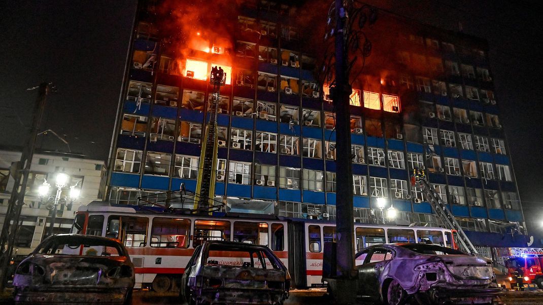 Feuerwehrleute löschen einen Brand, der durch einen Luftangriff russischer Truppen auf Saporischschja verursacht wurde.