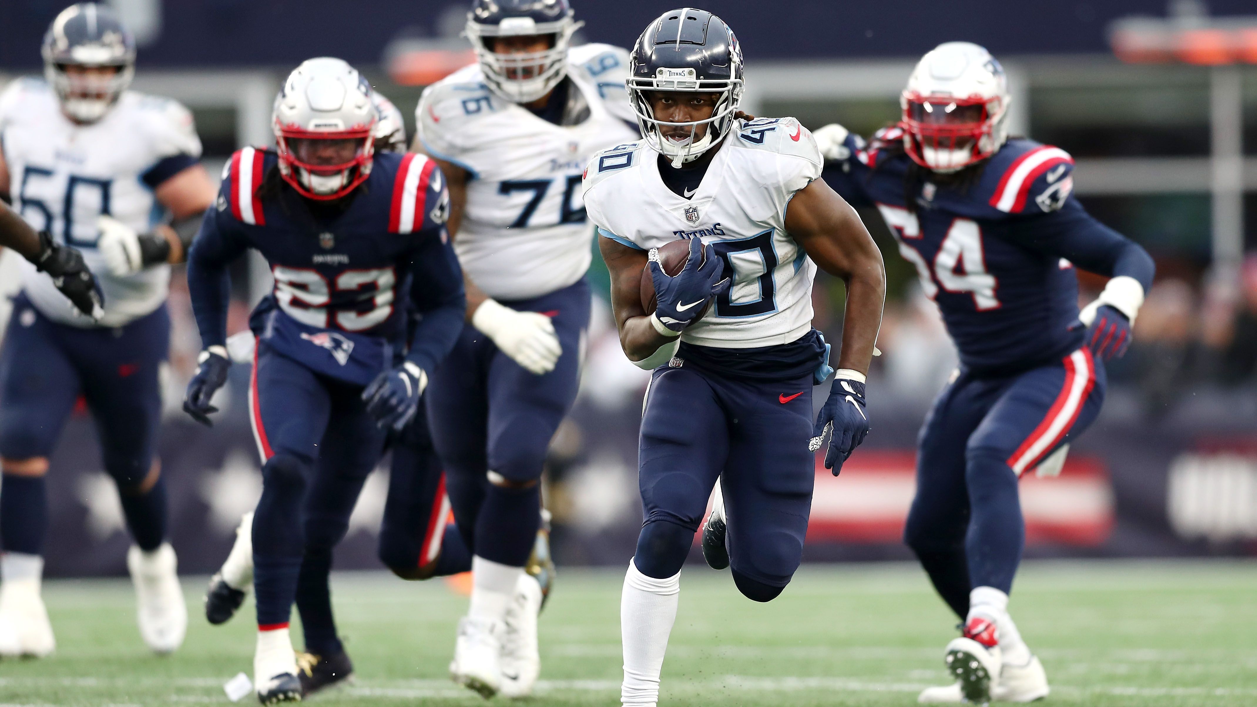 
                <strong>AFC South: Tennessee Titans (8-4) - Die Stärken</strong><br>
                Auch ohne Superstar-Running-Back Derrick Henry hat das Run Game der Tennessee Titans immer noch Big-Play-Potenzial. Gegen die New England Patriots knackten Dontrell Hilliard (Bild) und De'Onta Foreman jeweils die 100-Yards-Marke und auch Spielmacher Ryan Tannehill kann am Boden immer für Gefahr sorgen. Gelingt es Tennessee frühzeitig das Laufspiel zu etablieren, können die Titans für viele Mannschaften gefährlich werden. Gleichzeitig entstehen so auch Möglichkeiten, das Passspiel stärker und vor allem erfolgreicher einzubinden.
              