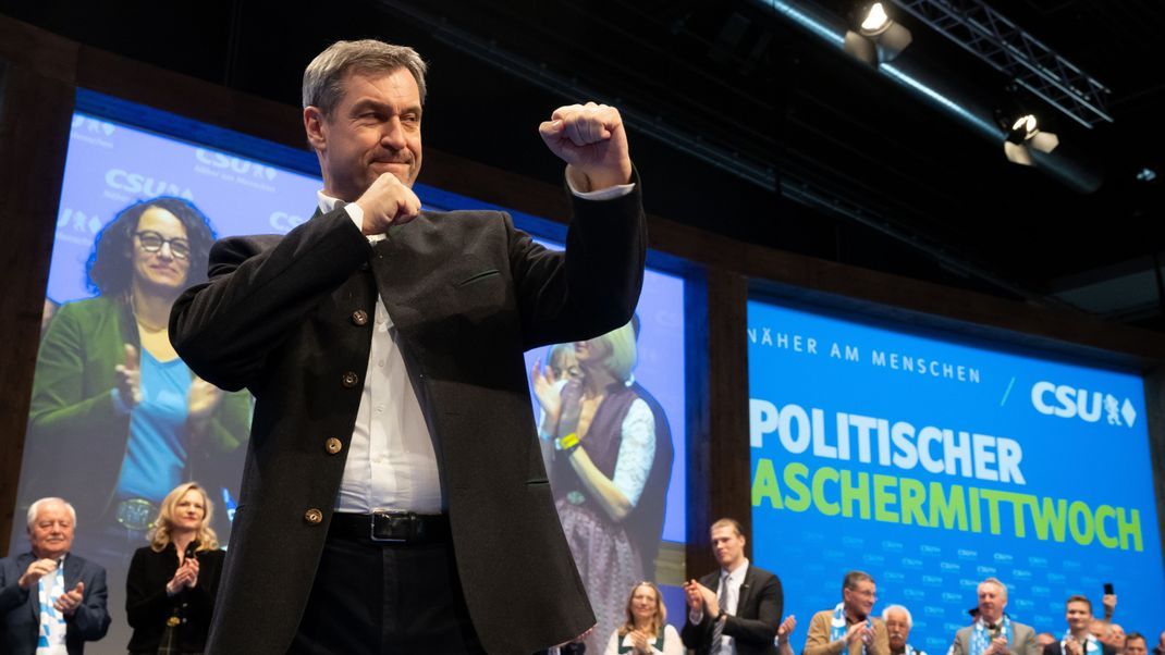 Politischer Aschermittwoch, CSU, in der Passauer Dreiländerhalle. Markus Söder, Parteivorsitzender der CSU, Ministerpräsident von Bayern, gestikuliert. 