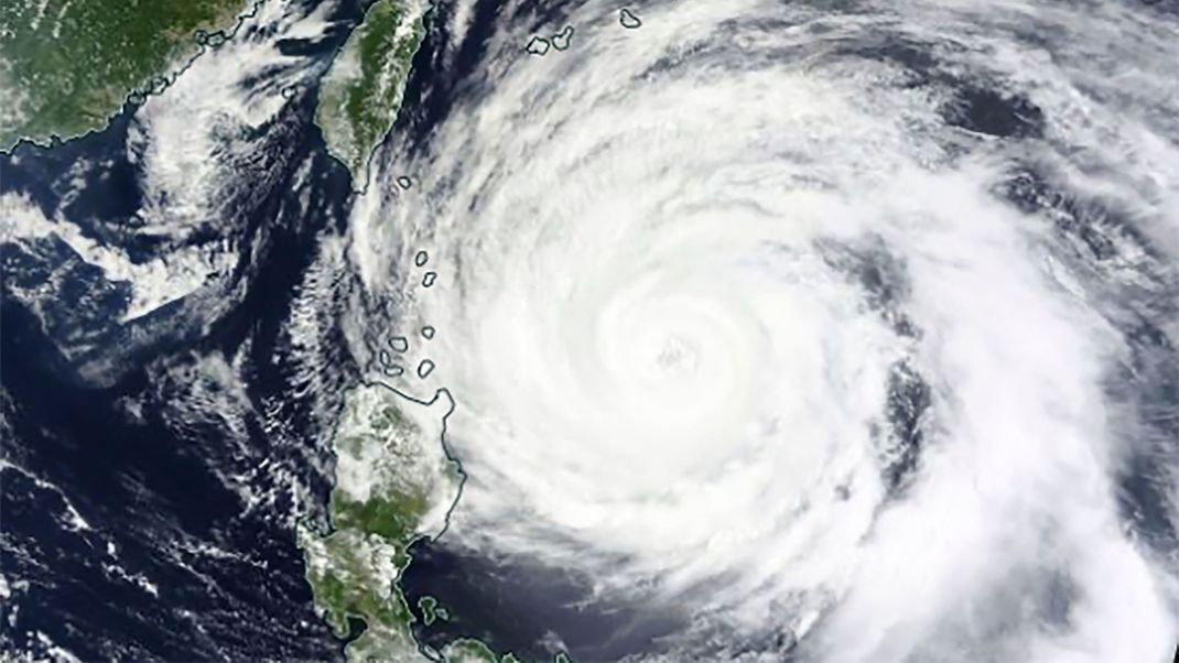 Dieses von der NASA 2023 veröffentlichte Satellitenbild zeigt den Taifun "Mawar", der sich den nördlichen Provinzen der Philippinen näherte.