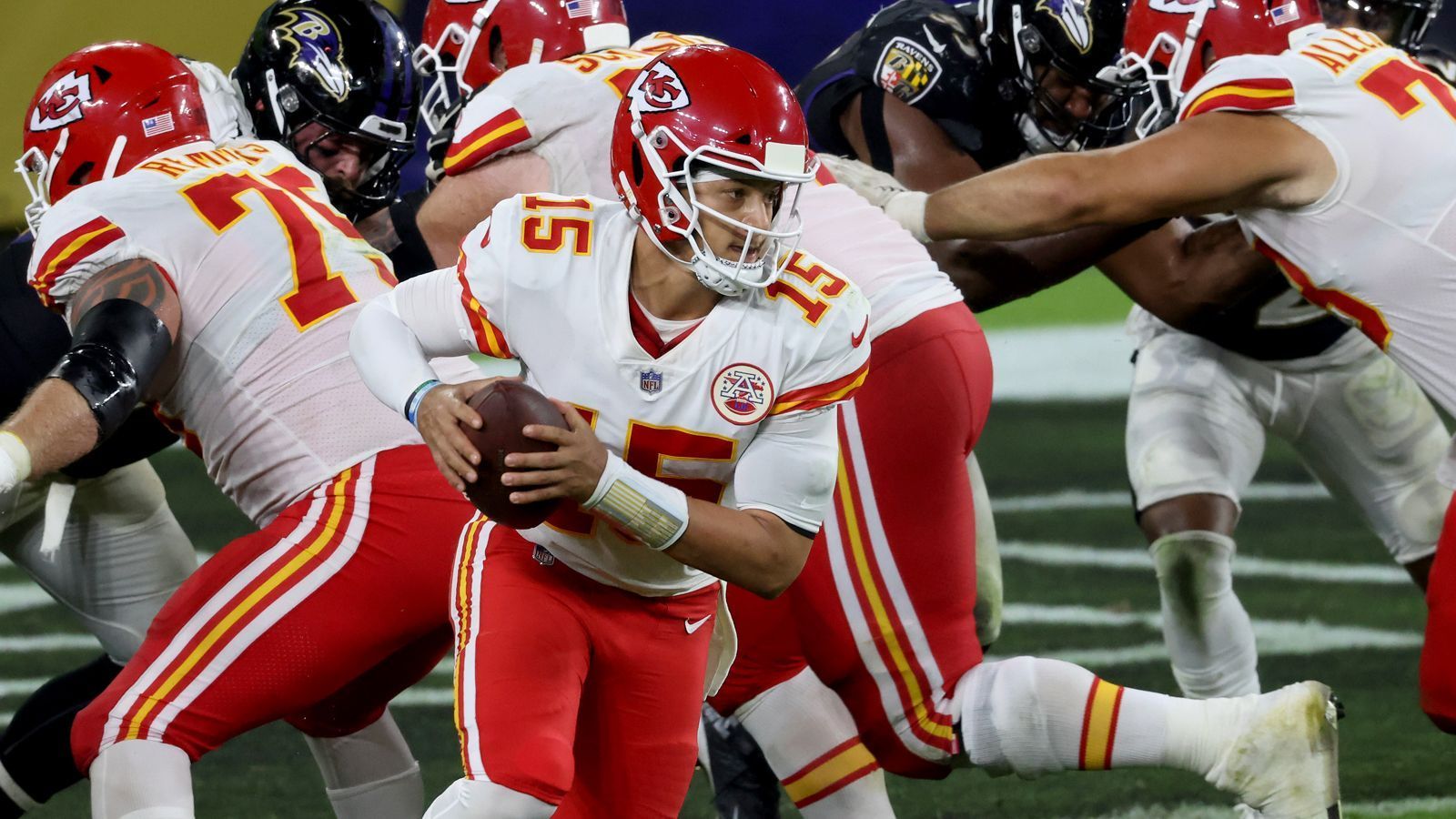 
                <strong>Gewinner: Patrick Mahomes</strong><br>
                385 Yards, vier Touchdowns durch die Luft, einer am Boden und ein Passer Rating von 133,5: Patrick Mahomes war im Monday Night Game gegen die Baltimore Ravens unaufhaltsam. Der MVP aus 2019 stellte den amtierenden MVP Lamar Jackson deutlich in den Schatten. Falls sich tatsächlich noch jemand gefragt haben sollte, warum die Kansas City Chiefs ihrem Quarterback bis 2032 eine halbe Milliarde Dollar zahlen - da ist die Antwort.
              