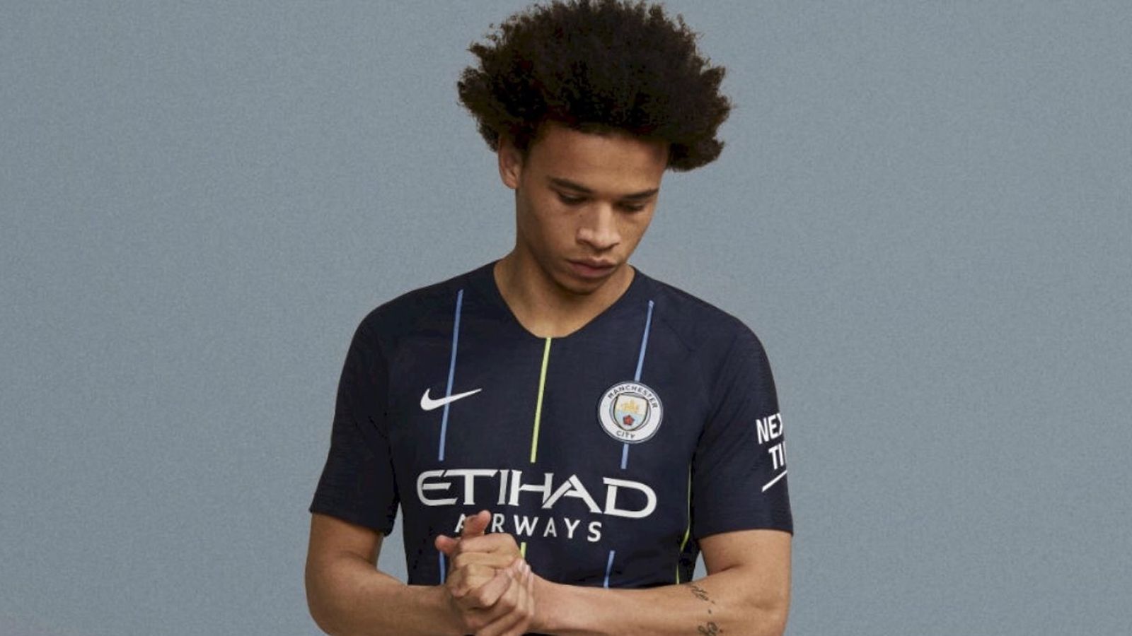 
                <strong>Manchester City Auswärtstrikot</strong><br>
                Auch Leroy Sane durfte bereits Probetragen. Das neue Auswärtstrikot steht dem Flügeldribbler ausgezeichnet!
              