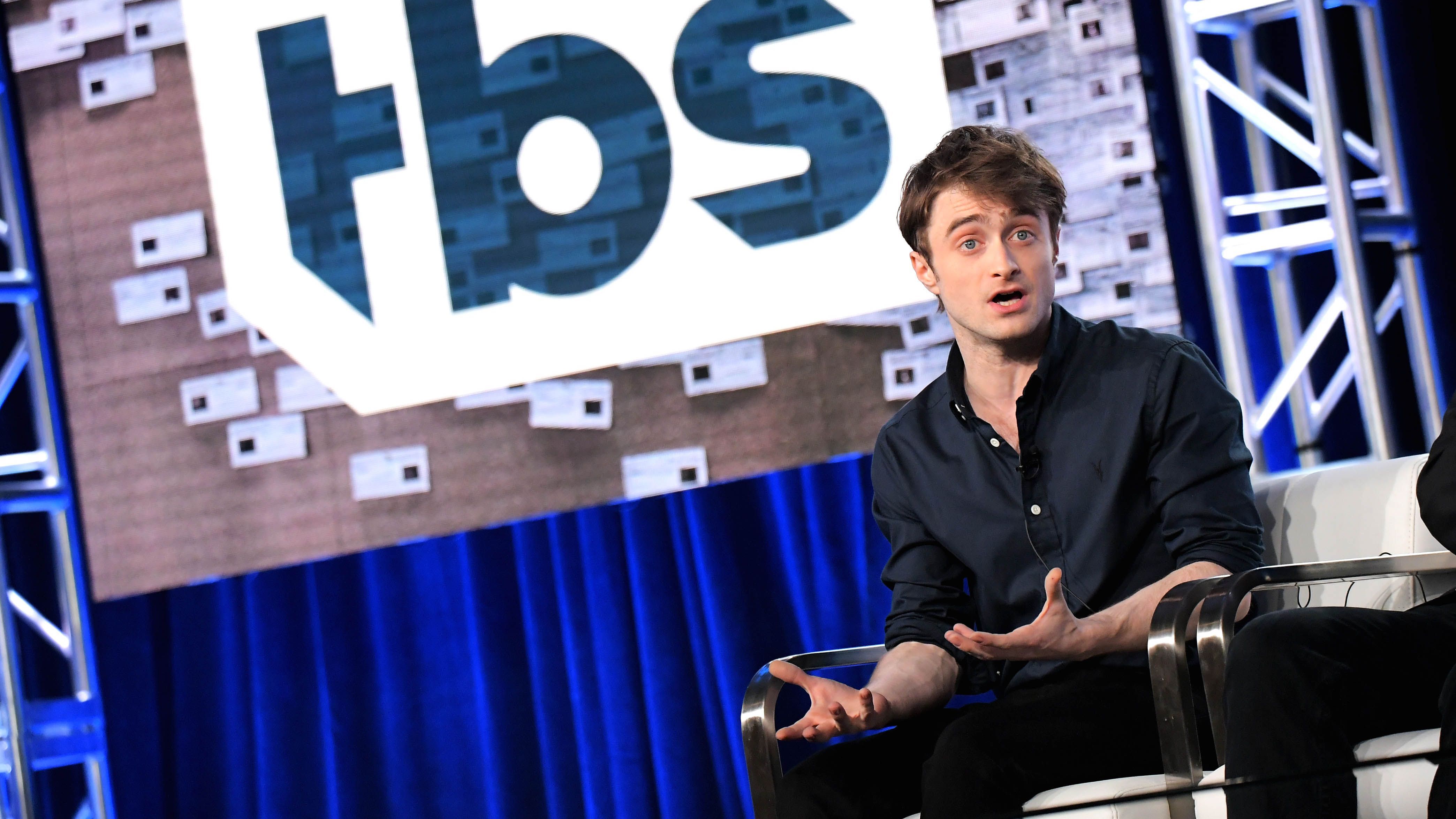 
                <strong>Daniel Radcliffe (Schauspieler)</strong><br>
                Los Angeles kann auf magische Unterstützung bauen. Denn Harry-Potter-Darsteller Daniel Radcliffe will nicht, dass die Patriots gewinnen. Dies hat vor allem politische Gründe. Zwar wünsche er sich nicht, dass Tom Brady seine Karriere beendet, jedoch solle er aufhören, ständig zu gewinnen. "Nimm die Make-America-great-again-Kappe aus deinem Spind. Ich hab das Gefühl, dass das der Moment war, in dem wir uns alle gesagt haben: Komm schon, du bist großartig und wir wollen alle hinter dir stehen, aber du solltest diese Kappe wirklich nicht im Spind haben." 2015 tauchten Bilder der roten Kappe in Bradys Spind auf. Brady gilt als Golf-Freund von US-Präsident Donald Trump. 
              