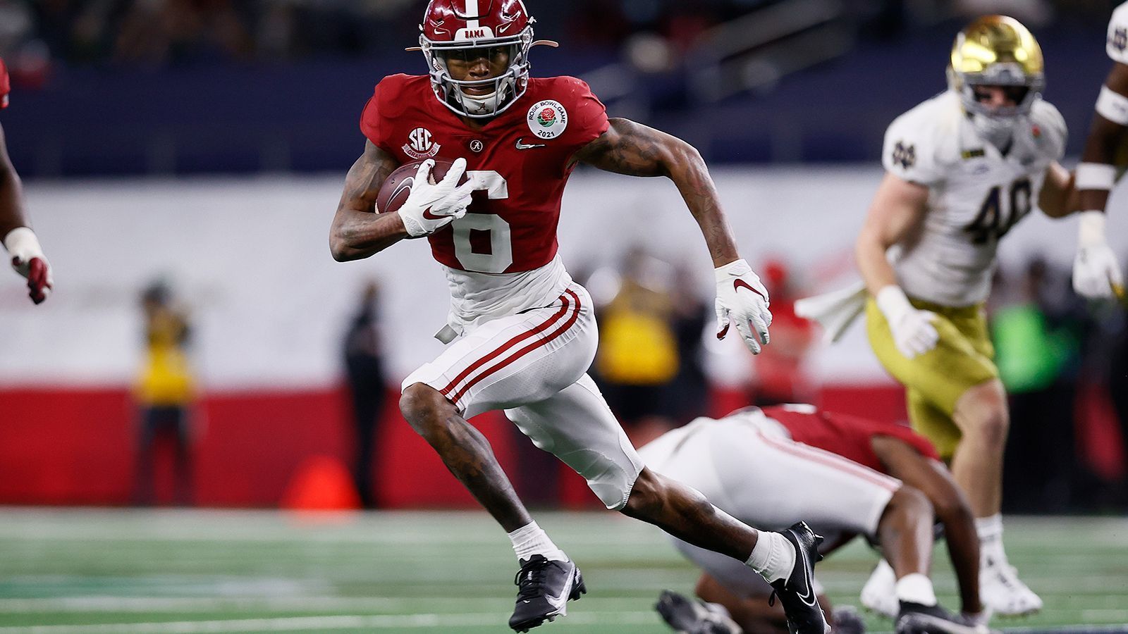 
                <strong>DeVonta Smith (Alabama Crimson Tide/Wide Receiver)</strong><br>
                DeVonta Smith könnte der erste Nicht-Quarterback seit 2015 und der erste Wide Receiver seit 1991 (!) werden, der als bester College Spieler ausgezeichnet wird. Als solcher – also ungeachtet der Position als bester Spieler des Jahres – wird der 22-Jährige von nicht wenigen betrachtet.
              