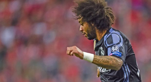 
                <strong>Marcelo (Real Madrid)</strong><br>
                Seine ersten Flanken kommen zwar scharf, aber auch unpräzise. Gegen Robben stößt der Brasilianer oft an seine Grenzen und benötigt die Unterstützung seiner Kollegen. Teilweise wirkt es, als würde er diesen ungleichen Duellen aus dem Weg gehen. Vergibt in der Schlussphase dann auch noch seine Chance. ran-Note: 4
              