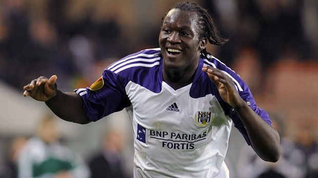 
                <strong>Romelu Lukaku</strong><br>
                Der größte Star, der Anderlechts Jugendmannschaften in den letzten Jahren durchlaufen hat, ist definitiv Romelu Lukaku. Der Angreifer war bei Anderlecht schon mit 16 Jahren eine wichtige Stütze und wurde als solche in der Saison 2009/10 Torschützenkönig der belgischen Jupiler Pro League. Im Sommer 2011 legte Chelsea geschätzte 15 Millionen Euro Ablöse für den 1,91-Meter-Hünen auf den Tisch, doch bei den "Blues" konnte sich der Nationalspieler nicht durchsetzen. Über die Zwischenstation Everton reifte der mittlerweile 24-Jährige zum Weltklasse-Torjäger und beweist dies seit seinem Wechsel zu Manchester United Woche für Woche.
              