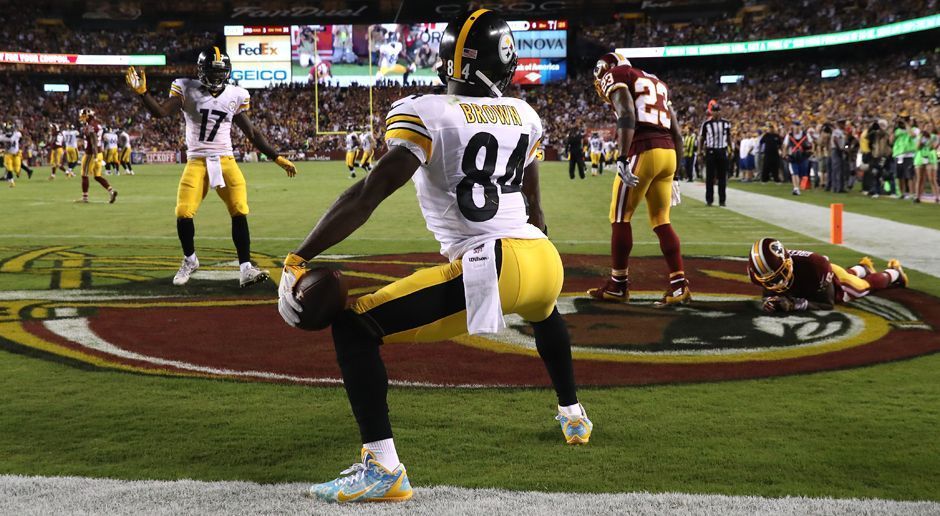 
                <strong>Antonio Brown</strong><br>
                Gegen die Washington Redskins zeigte Steelers-Receiver Antonio Brown seinen neuen Touchdown-Jubel. Was der 28-Jährige selbst als "Boomin" bezeichnet, erinnert stark an "Twerking". Das ist in der NFL verboten, weshalb ihm nun eine Strafe in Höhe von 12.154 Dollar aufgebrummt wurde. Für Brown war es allerdings nicht die einzige Strafe an diesem Spieltag …
              