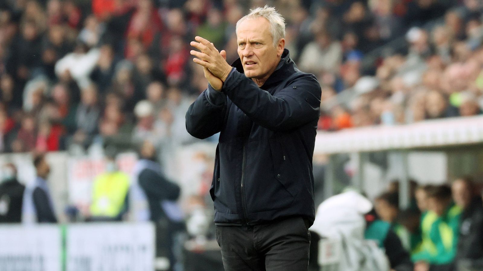 
                <strong>Christian Streich (SC Freiburg)</strong><br>
                Ende Dezember 2021 feiert Christian Streich sein zehnjähriges Jubiläum als Cheftrainer beim SC Freiburg. Damit erreicht der 56-Jährige einen weiteren Meilenstein in seiner Trainer-Karriere. Die Verbindung zwischen Streich und Freiburg begann bereits in einer Zeit, als dieser noch selbst auf dem Platz stand. Für den Sport-Club lief der einstige Mittelfeldspieler Streich einst schon in der 2. Bundesliga auf (22 Einsätze, zwei Tore). Zur echten Vereinslegende wurde er dann auf der Trainerbank.
              