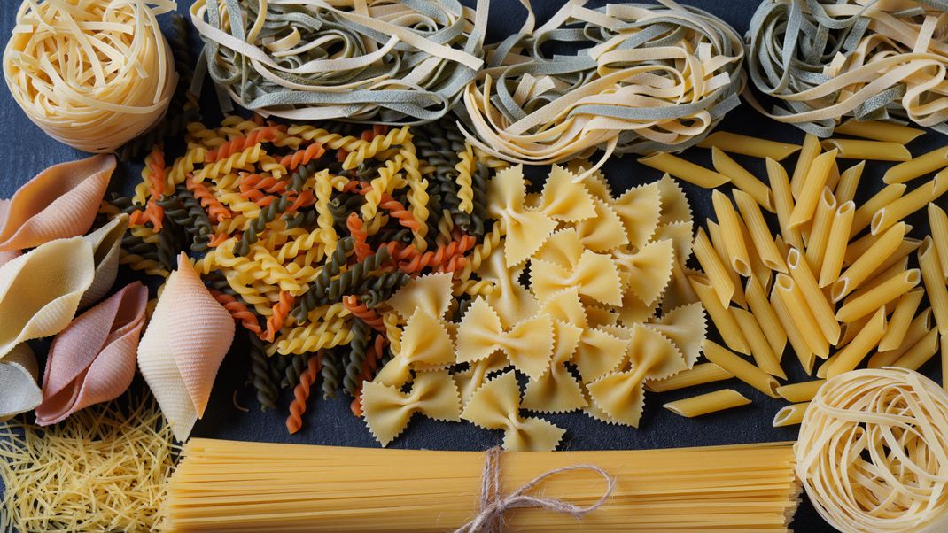 Unsere kleine Nudelkunde: Spaghetti, Penne, Bandnudeln und Co. schmecken mit der perfekten Soße einfach noch besser!