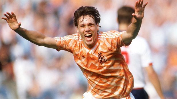 
                <strong>Sturm: Marco van Basten</strong><br>
                Sturm - Marco van Basten: Unvergessen ist sein Traumtor aus dem Finale gegen die UdSSR im Jahr 1988, als er aus spitzestem Winkel gegen Rinat Dasaev traf. Alleine deshalb hat sich der einstige Ausnahmestürmerdie Nominierung in dieser Liste verdient.
              