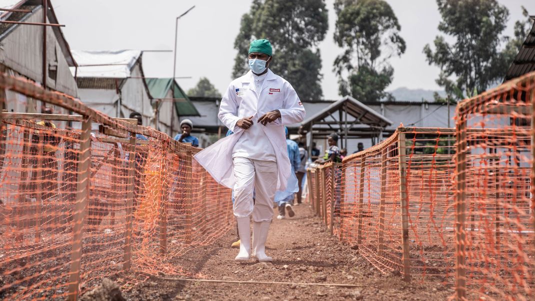 Ein Gesundheitsarbeiter geht an einem Mpox-Behandlungszentrum in der Demokratischen Republik Kongo vorbei. Zusätzlich zu dem andauernden Ausbruch gibt nun eine neue Krankheit Rätsel auf.